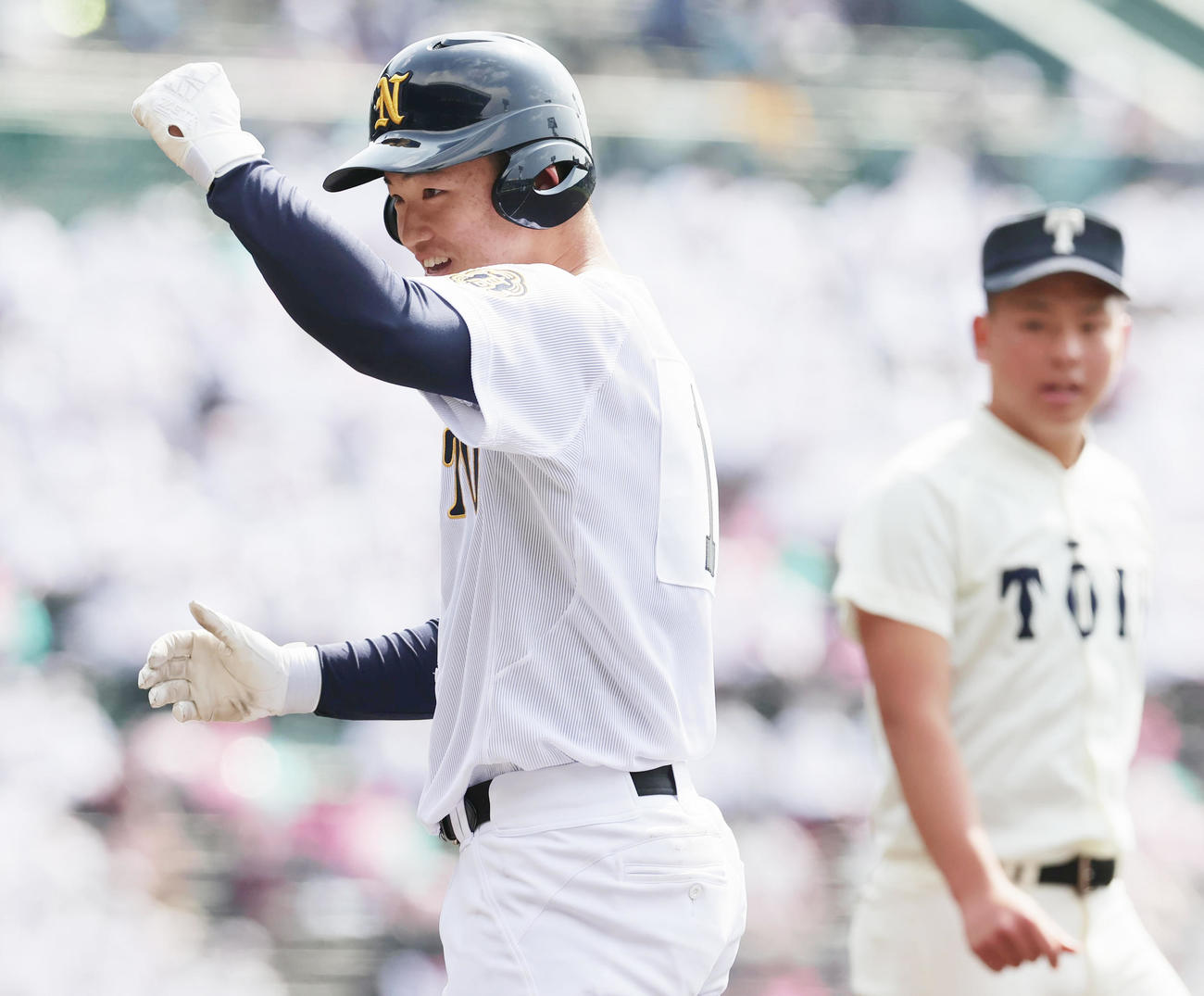 鳴門対大阪桐蔭　7回表鳴門2死一、二塁、中前適時打を放ち喜ぶ冨田（撮影・野上伸悟）