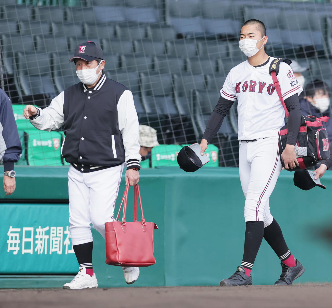 九州国際大付対広陵　1－4で敗れ引き揚げる左から広陵・中井監督、真鍋ら（撮影・野上伸悟）