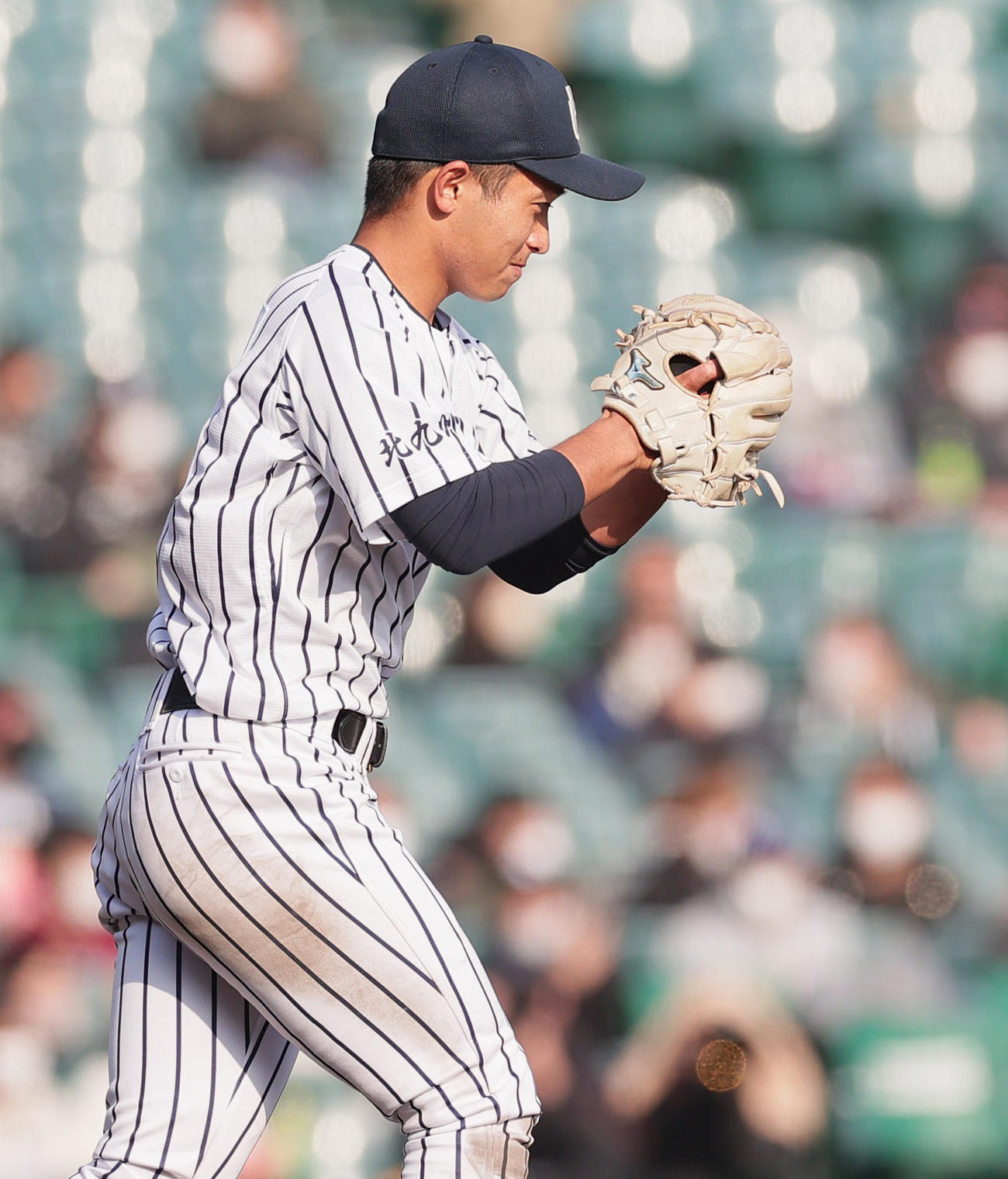 九州国際大付対広陵　完投勝利を挙げグラブをたたく九州国際大付・香西（撮影・野上伸悟）