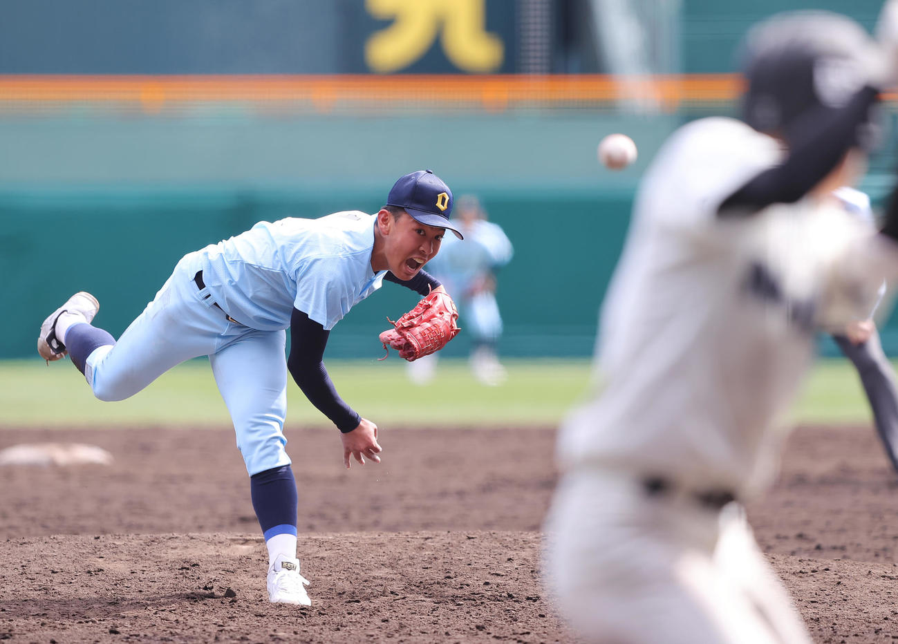 20日の長崎日大戦で力投する近江・山田