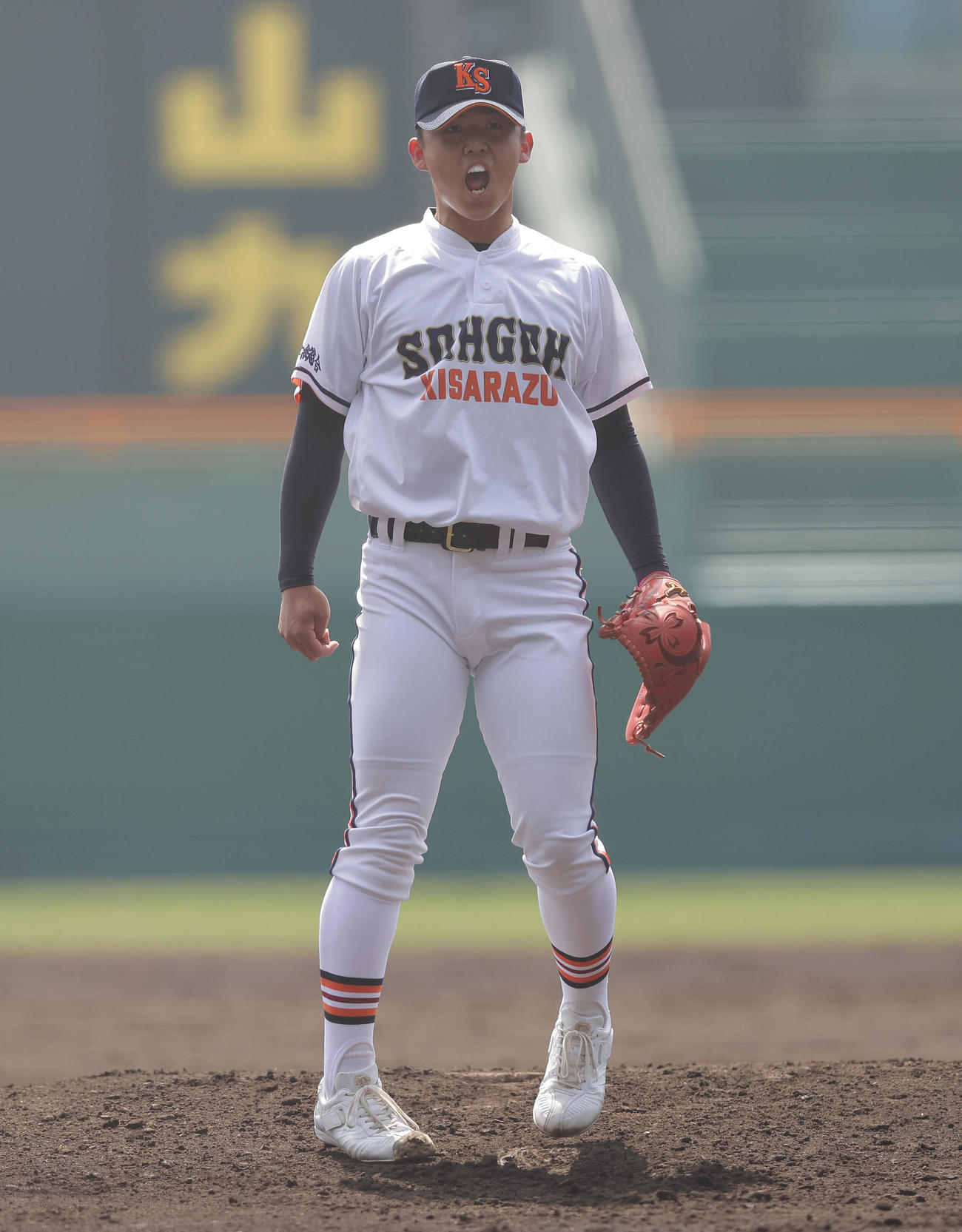 木更津総合対金光大阪　2回裏金光大阪2死三塁、キャリーパトリックを空振り三振に仕留め、雄たけびをあげる越井（撮影・前田充）