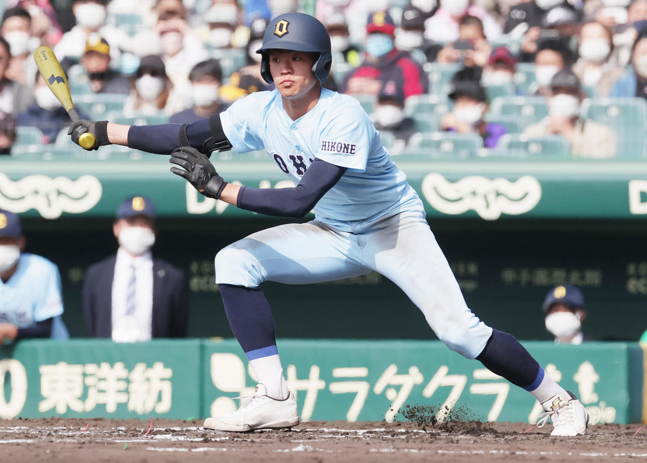 聖光学院対近江　2回裏近江1死二、三塁、左前適時打を放つ津田（撮影・野上伸悟）