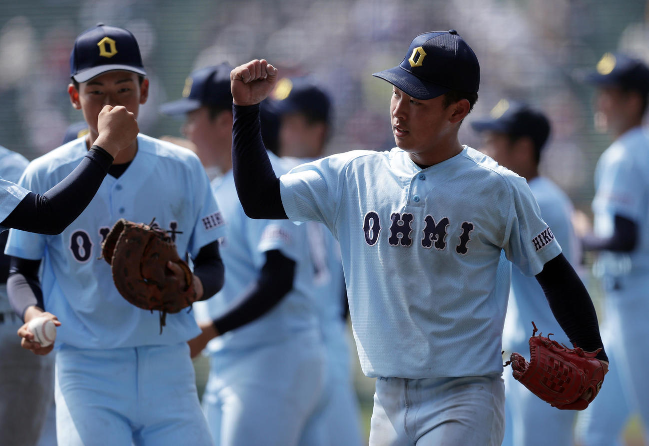 聖光学院対近江　最後の打者を一直に仕留め、2失点完投勝利を挙げた近江・山田（右）（撮影・前田充）