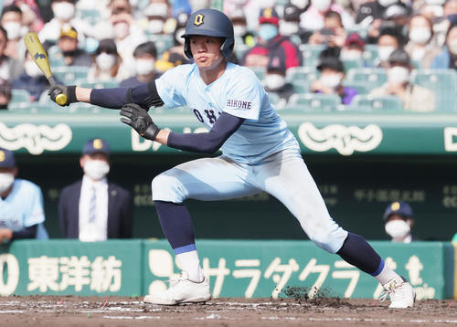 聖光学院対近江　2回裏近江1死二、三塁、左前適時打を放つ津田（撮影・野上伸悟）