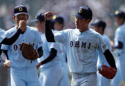 聖光学院対近江　最後の打者を一直に仕留め、2失点完投勝利を挙げた近江・山田（右）（撮影・前田充）
