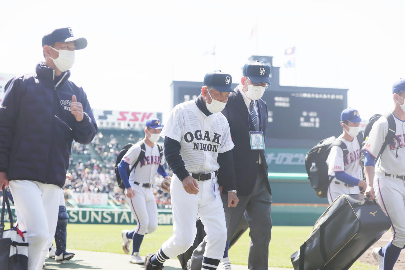 大垣日大対星稜　2－6で敗れ引き揚げる大大垣日大・阪口監督（中央）ら（撮影・野上伸悟）