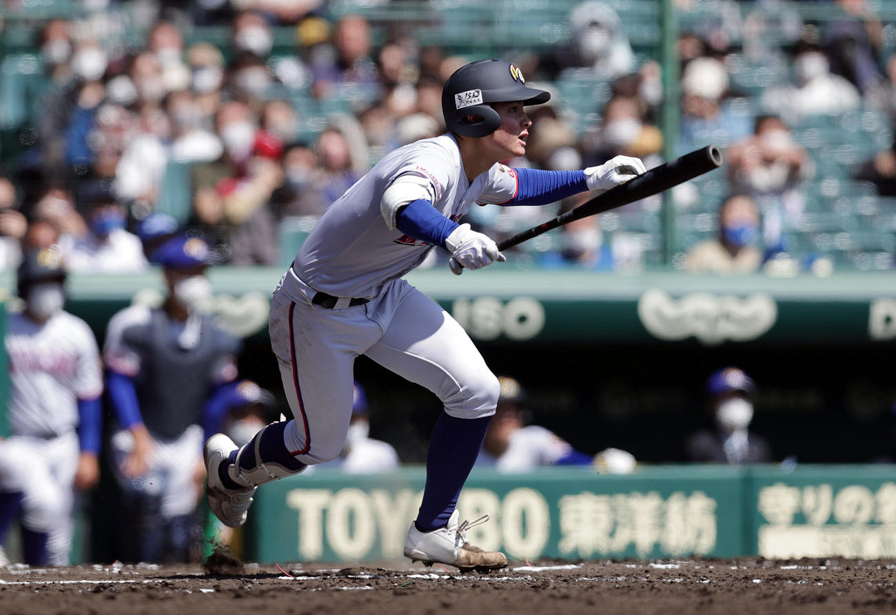 明秀学園日立対市和歌山　6回表明秀学園日立1死三塁、先制の中前適時打を放つ石川（撮影・前田充）