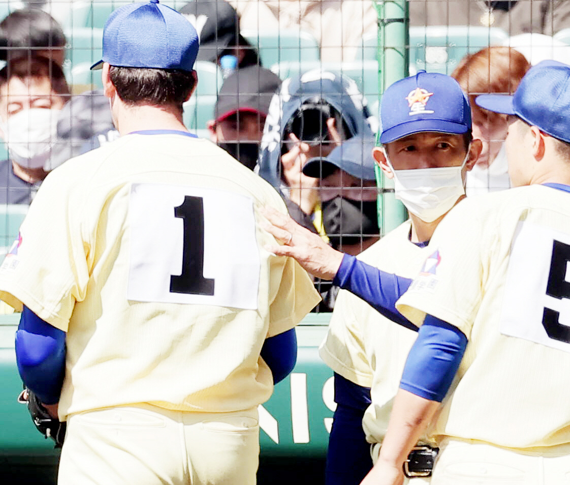 大垣日大対星稜　6回表を投げ終えた先発マーガード（左）をねぎらう林監督（撮影・野上伸悟）