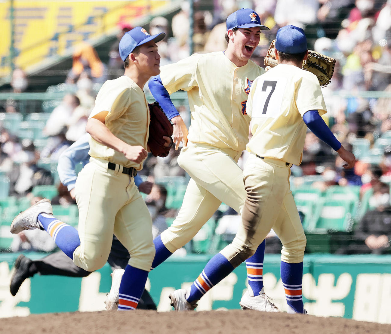 大垣日大対星稜　9回表大垣日大2死二塁、山田渓太の右飛を捕球、準々決勝進出を決め喜ぶマーガード（中央）ら星稜の選手たち（撮影・野上伸悟）
