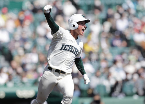 明秀学園日立対市和歌山 9回裏市和歌山1死一、二塁、右前にサヨナラ適時打を放ちガッツポーズする米田(撮影・前田充)
