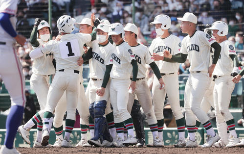 明秀日立対市和歌山 9回裏市和歌山1死一、二塁、米田(手前左端)のサヨナラ打を喜ぶ市和歌山の選手たち(撮影・野上伸悟)