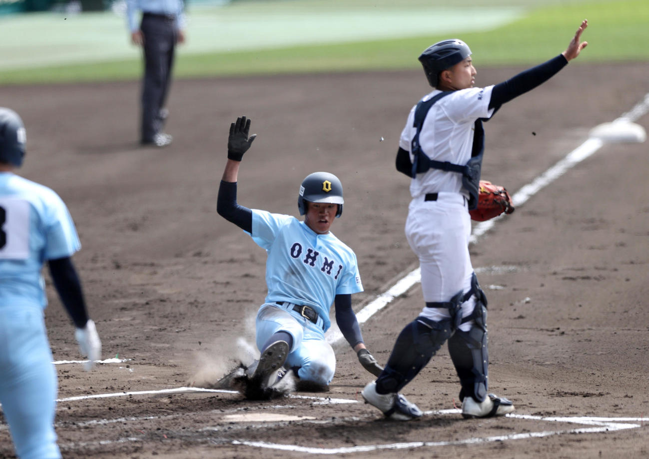金光大阪対近江　1回裏近江2死二塁、山田の遊安と送球エラーで二走津田（中央）が先制の生還する（撮影・上山淳一）