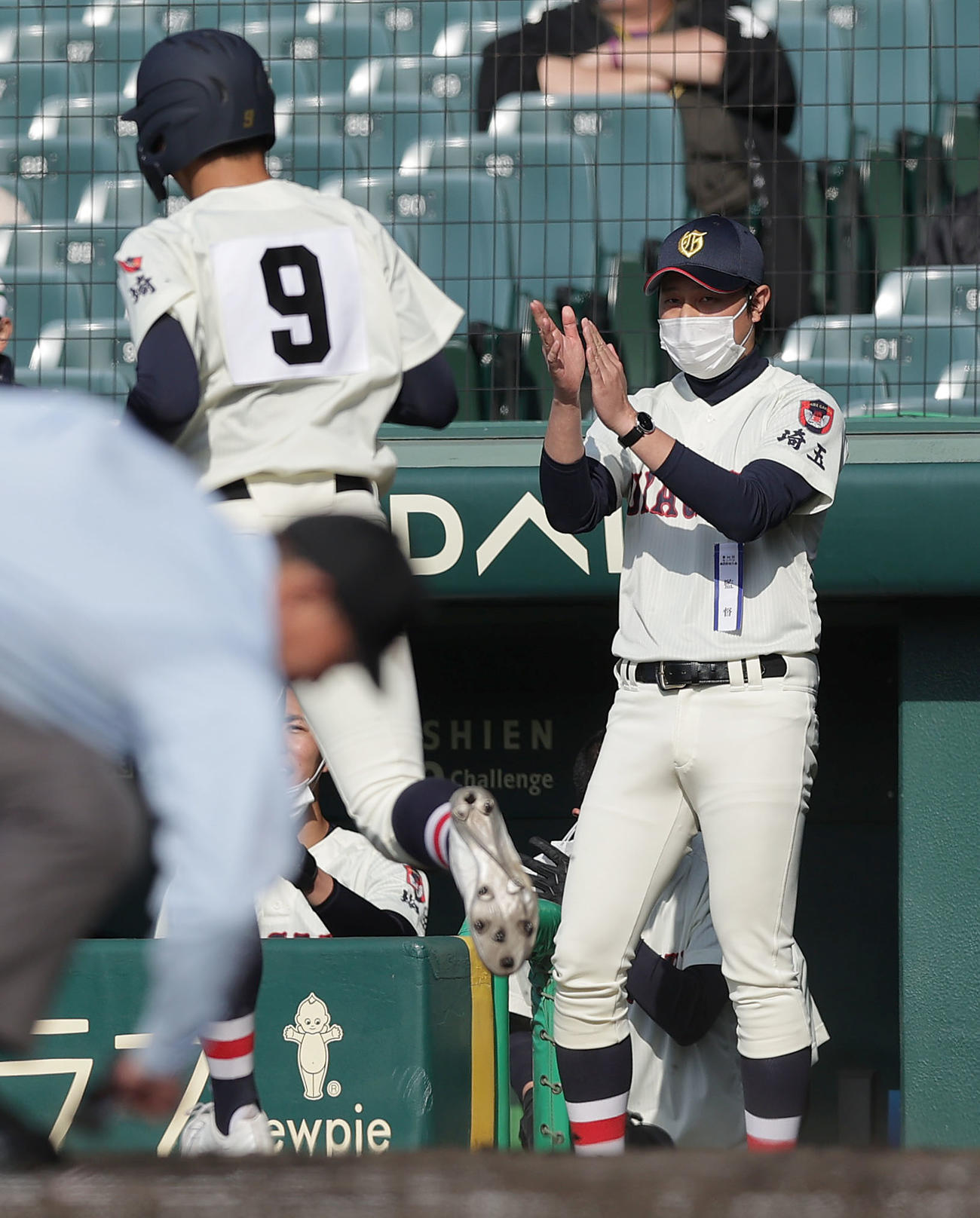 九州国際大付対浦和学院　1回裏浦和学院1死二塁、金田の左前適時打で先制の生還を果たした伊丹（左）を拍手で迎える森監督（撮影・前田充）