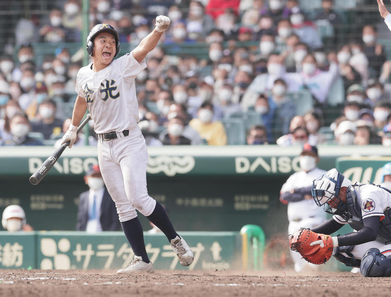 木更津総合対金光大阪　タイブレークの13回裏2死満塁、押し出し死球でサヨナラ勝ちし喜ぶ福冨（撮影・野上伸悟）