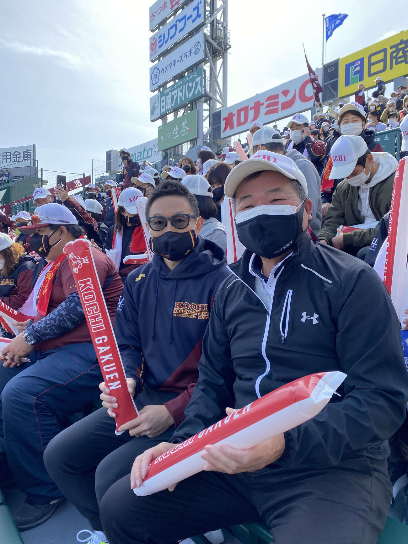 国学院久我山対高知　高知・三谷高慶内野手の父・高由さん(左)、祖父・勝水さん(右)
