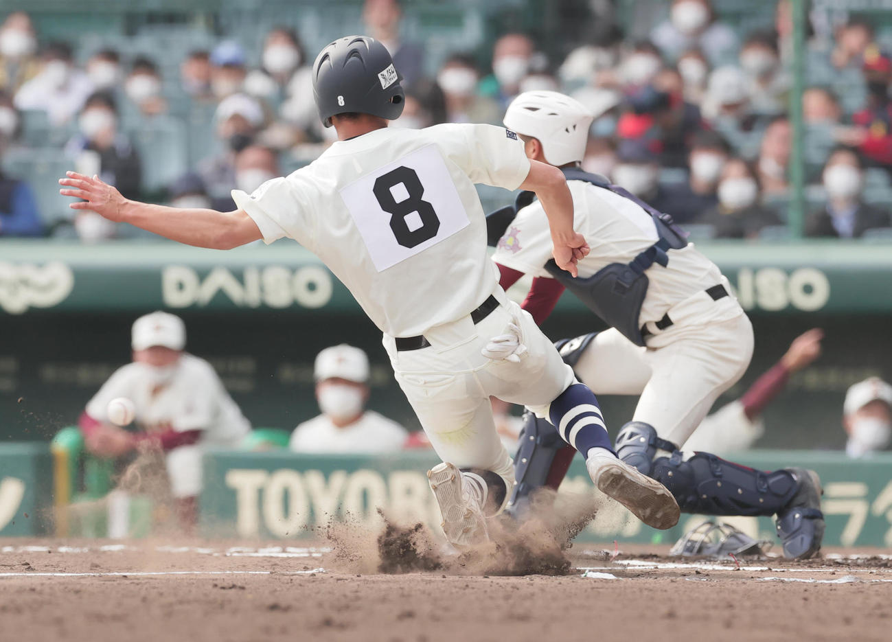 国学院久我山対高知　1回表国学院久我山1死二、三塁、下川辺の投前バントで先制の生還を果たす斎藤（撮影・野上伸悟）