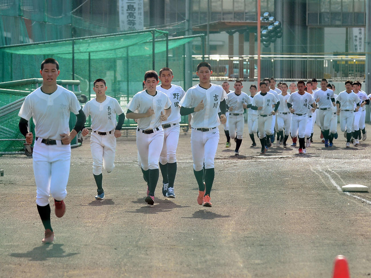 20分間走に励む加藤大登主将（左手前）ら日大三島ナイン