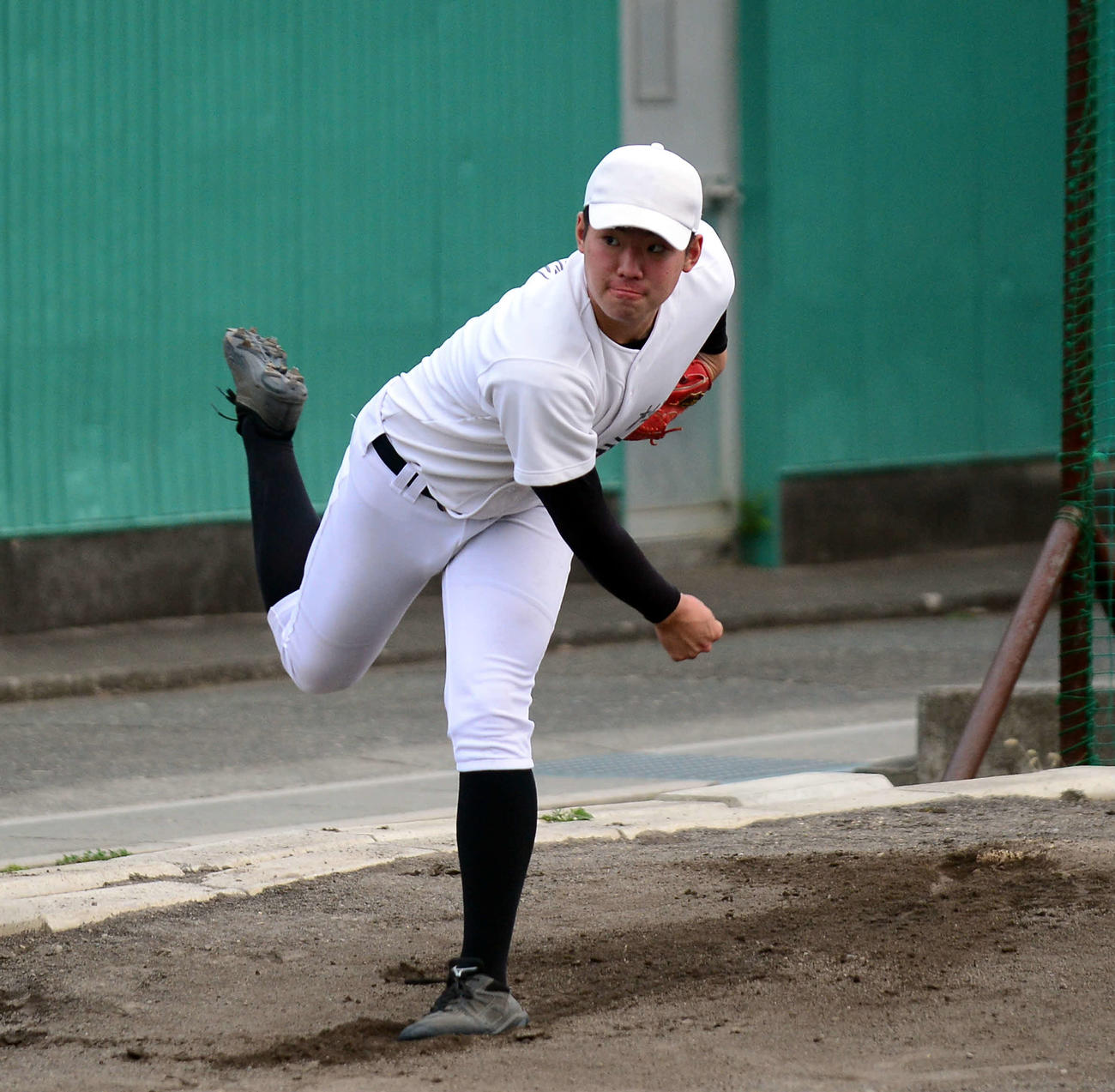 ブルペンで投げ込む日大三島・松永