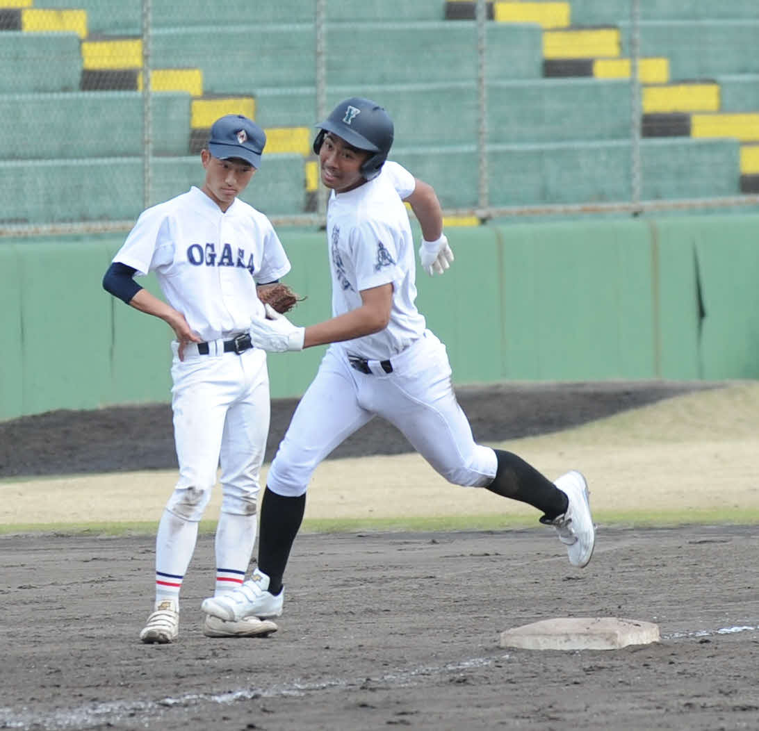 本塁打を放ち、笑顔で三塁を回る横須賀の藤田（右）　