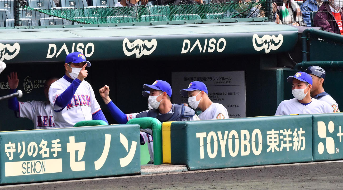 23日の大島戦で、2回に先制し盛り上がる明秀日立の選手ら