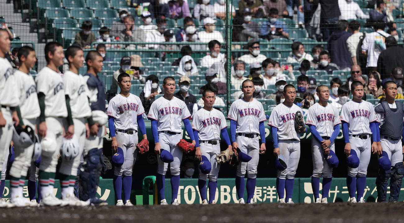 明秀学園日立対市和歌山　市和歌山に敗れ、悔しそうに整列する明秀学園日立ナイン（撮影・前田充）