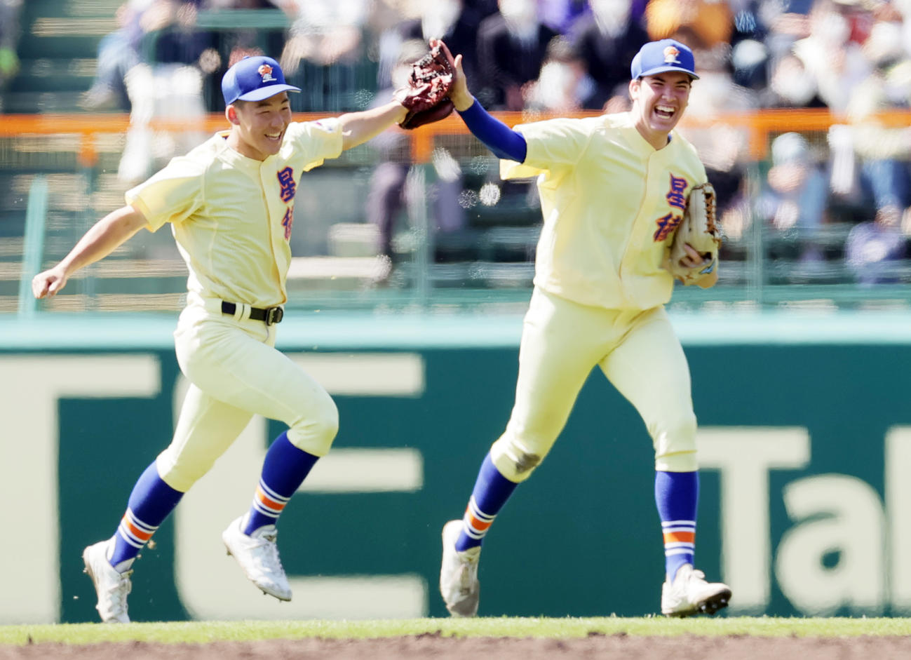 大垣日大対星稜　9回表大垣日大2死二塁、山田渓の右飛を捕球し、準々決勝進出を決め若狭（左）と喜ぶマーガード（撮影・野上伸悟）