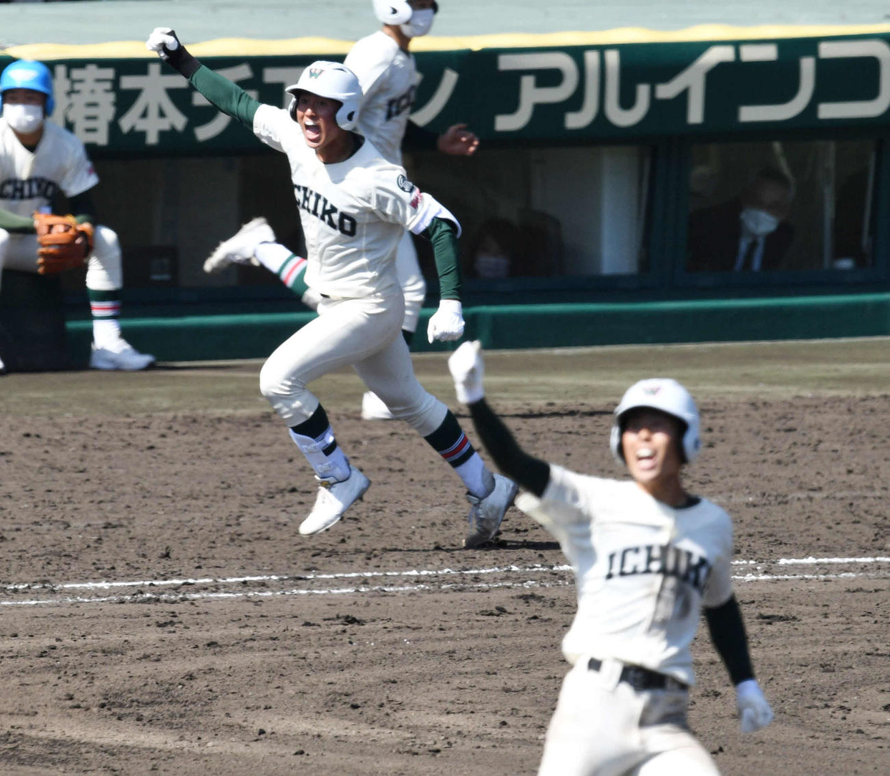 明秀学園日立対市和歌山　9回裏市和歌山1死一、二塁、右越えサヨナラ打で、ガッツポーズしながら一塁へ向かう米田（後方）