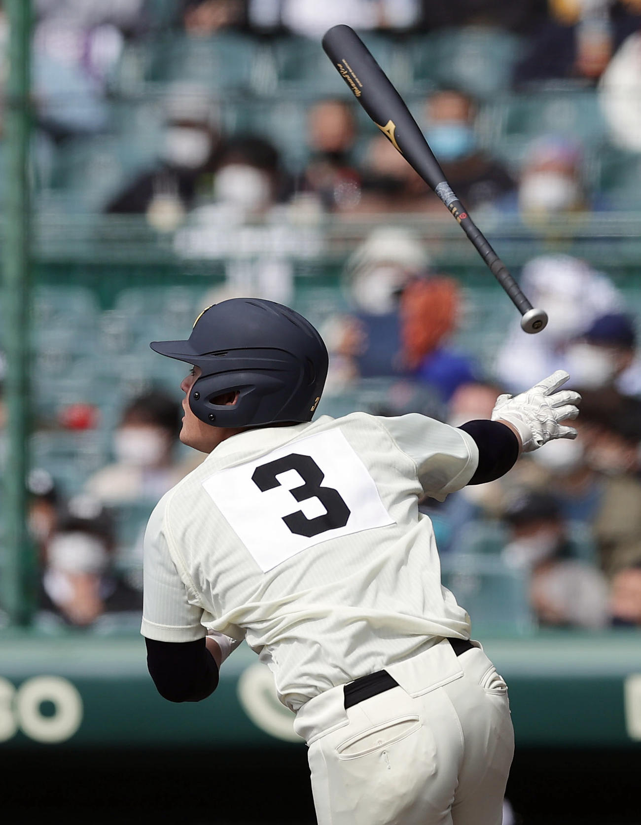 九州国際大付対浦和学院　8回裏浦和学院1死一、二塁、右越えに勝ち越しの3点本塁打を放つ鍋倉（撮影・前田充）