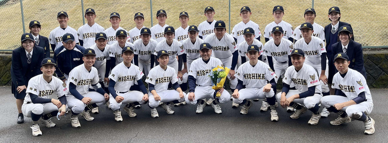 試合後、教え子たちと笑顔で記念写真に納まる三島南・稲木監督（前列中央右）