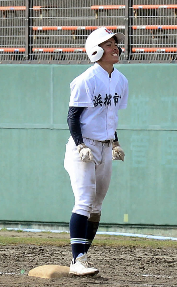延長12回1死三塁、サヨナラ打を放ち両手の拳を握る浜松市立・村井