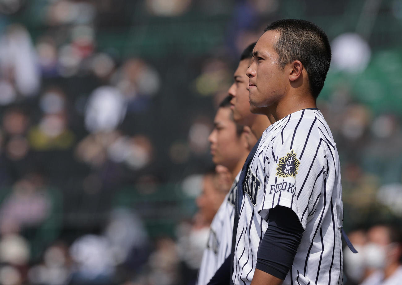 九州国際大付対浦和学院　浦和学院に敗れ、悔しそうな表情で整列する九州国際大付・香西ら（撮影・前田充）