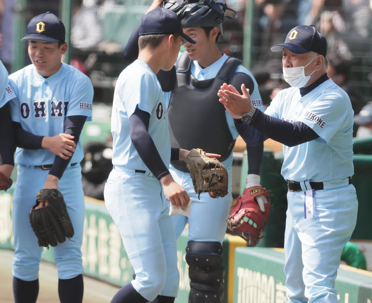 金光大阪対近江　金光大阪対近江　選手を拍手で迎える近江・多賀監督（撮影・野上伸悟）