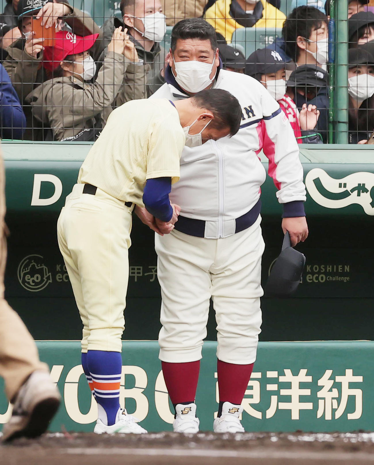 星稜対国学院久我山　今月末で退任する星稜・林監督（左）は次の試合でベンチを使用する大阪桐蔭・西谷監督にねぎらわれる（撮影・野上伸悟）