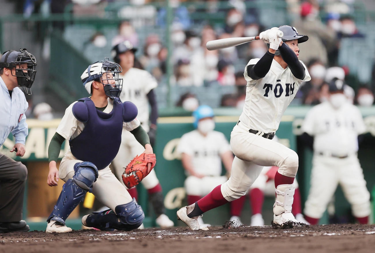 大阪桐蔭対市和歌山　5回表大阪桐蔭無死、中越え本塁打を放つ谷口勇（撮影・野上伸悟）