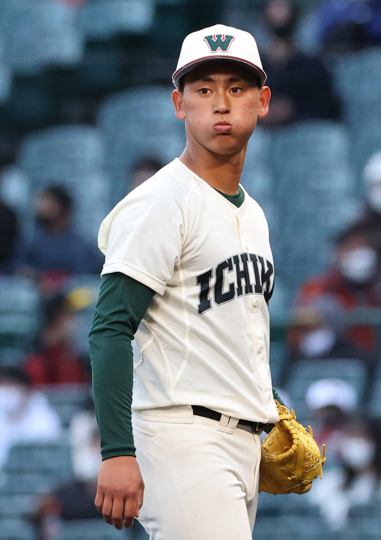 大阪桐蔭対市和歌山　6回表大阪桐蔭無死、米田は伊藤に中越え本塁打を浴びる（撮影・上山淳一）
