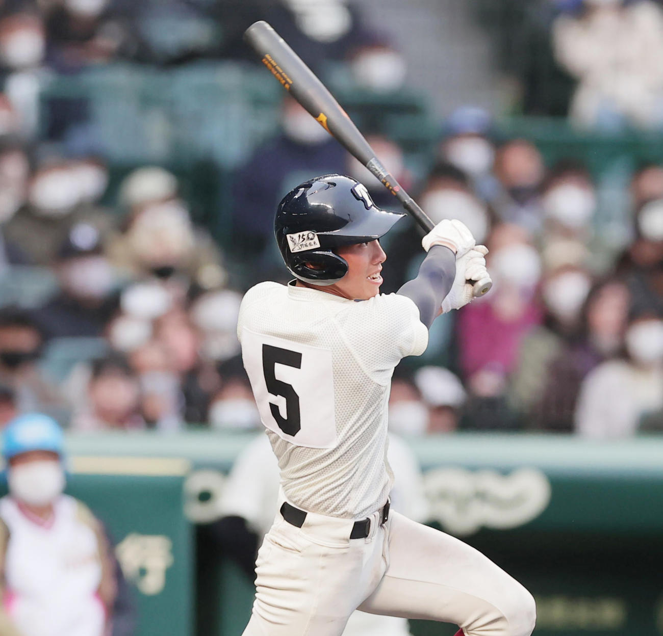 6回表大阪桐蔭2死一塁、イニング2本目となる左越え2点本塁打を放つ伊藤（撮影・野上伸悟）