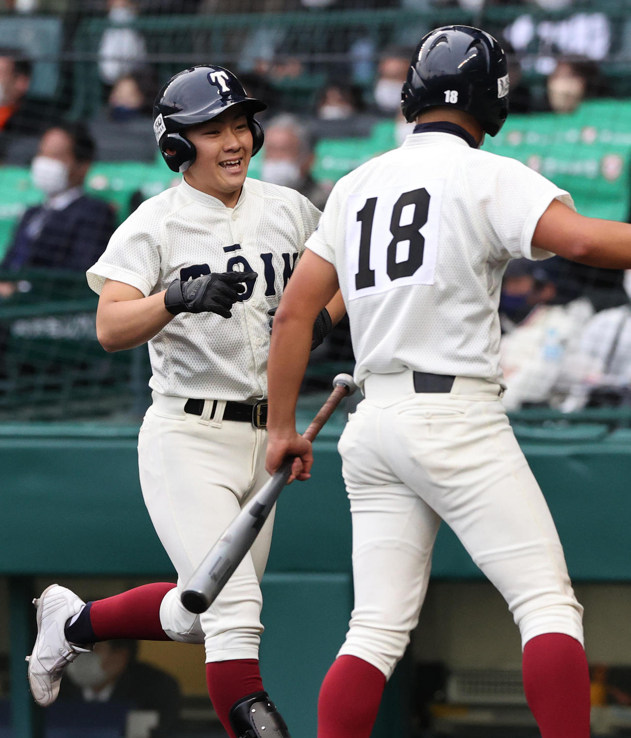 5回表大阪桐蔭2死二、三塁、星子（左）は右中間越え3点本塁打を放ち笑顔を見せる（撮影・上山淳一）