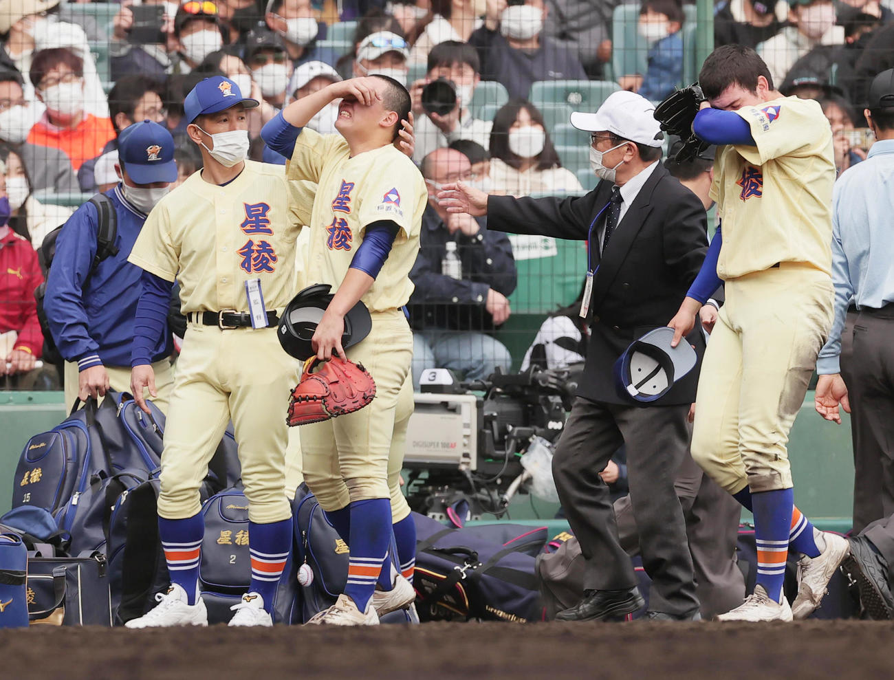 星稜対国学院久我山　今月末で退任する星稜・林監督（左）は、泣きじゃくる佐々木主将をねぎらう。右はマーガード（撮影・野上伸悟）