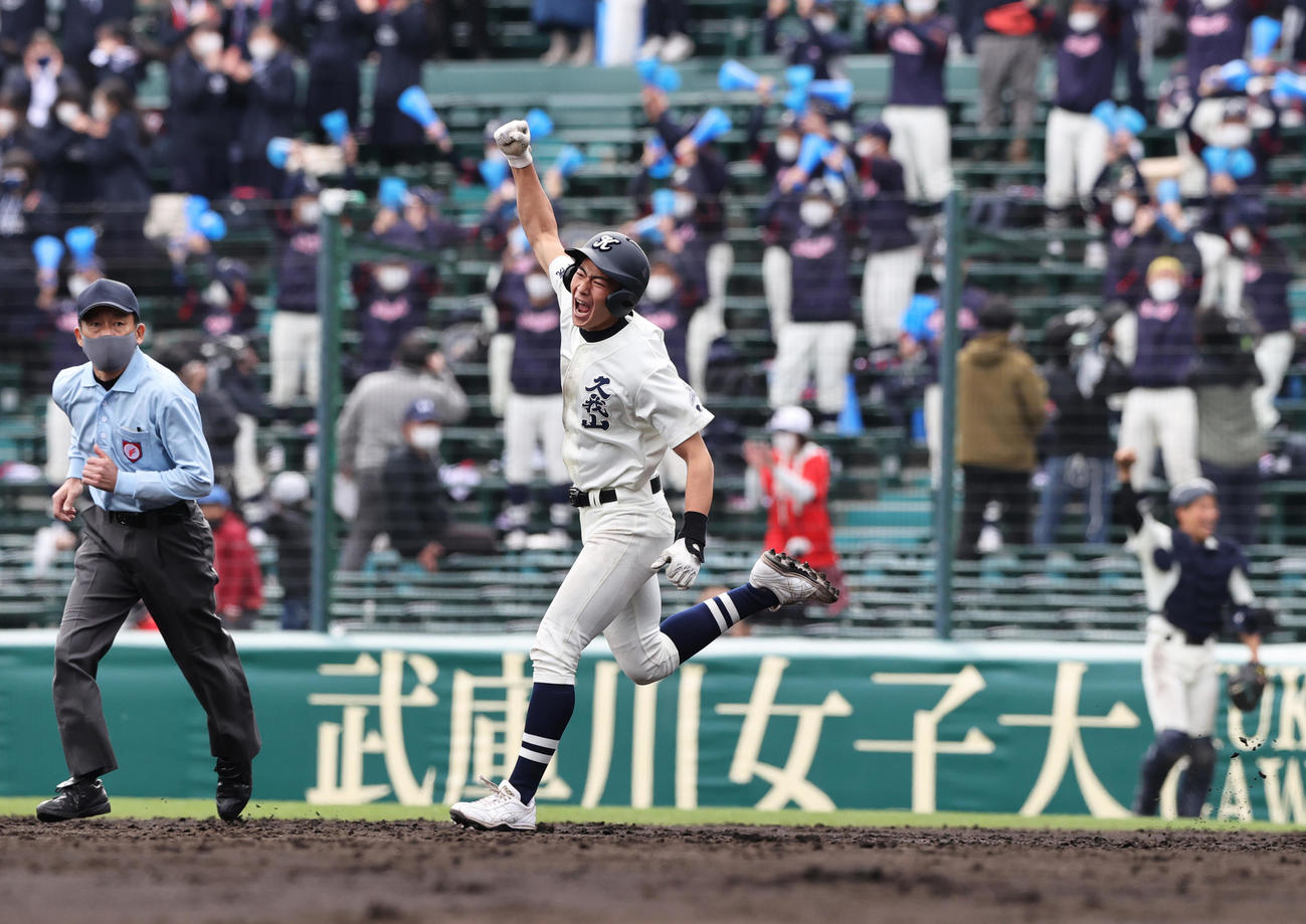 星稜対国学院久我山　5回裏国学院久我山2死二塁、下川辺（中央）は左越え2点本塁打を放ちガッツポーズでダイヤモンドを一周する（撮影・上山淳一）
