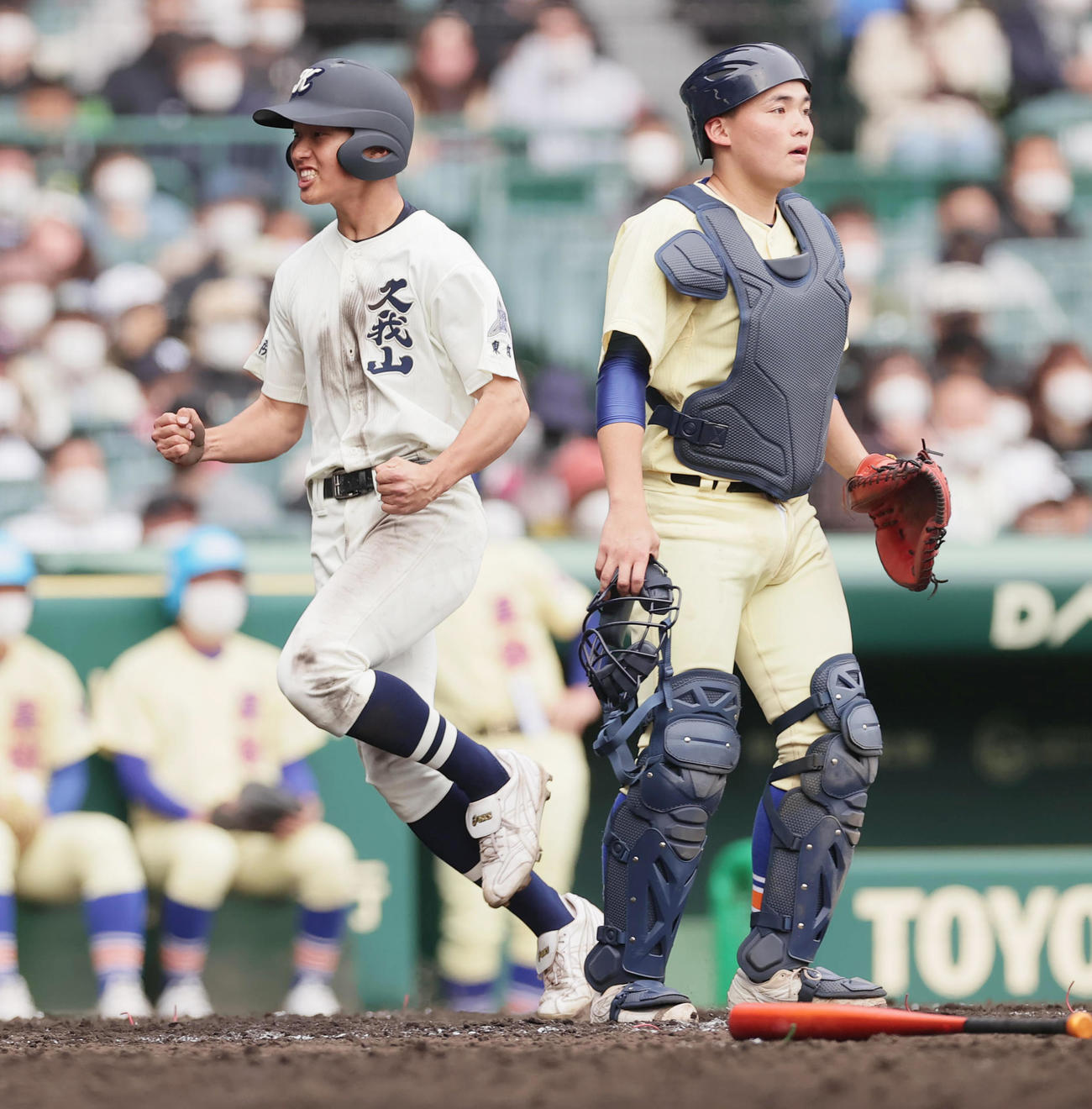 星稜対国学院久我山　5回裏国学院久我山2死一塁、木津の投ゴロをマーガードが一塁悪送球する間に生還し喜ぶ斎藤（撮影・野上伸悟）
