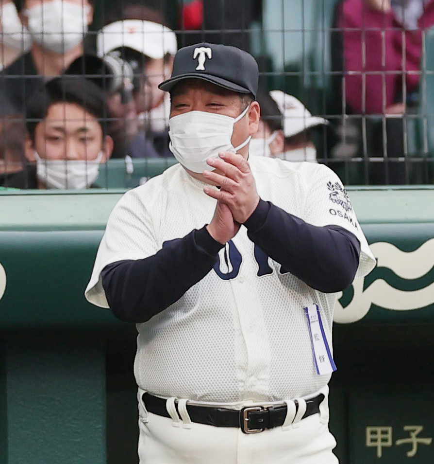 大阪桐蔭対市和歌山　6回表大阪桐蔭2死二塁、代打工藤の右越え2点本塁打に拍手する西谷監督（撮影・野上伸悟）