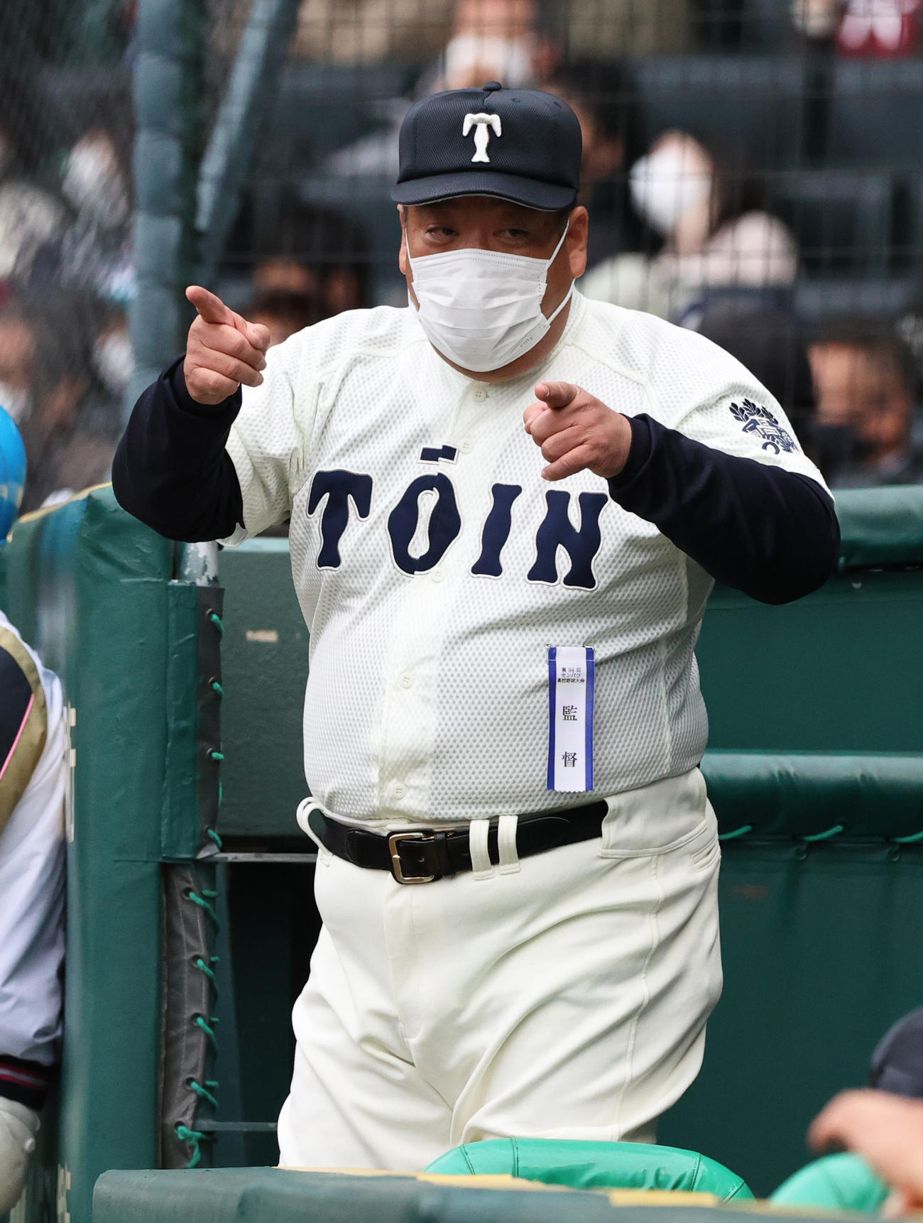 大阪桐蔭対市和歌山　6回、ナインに指示を送る大阪桐蔭の西谷監督（撮影・上山淳一）