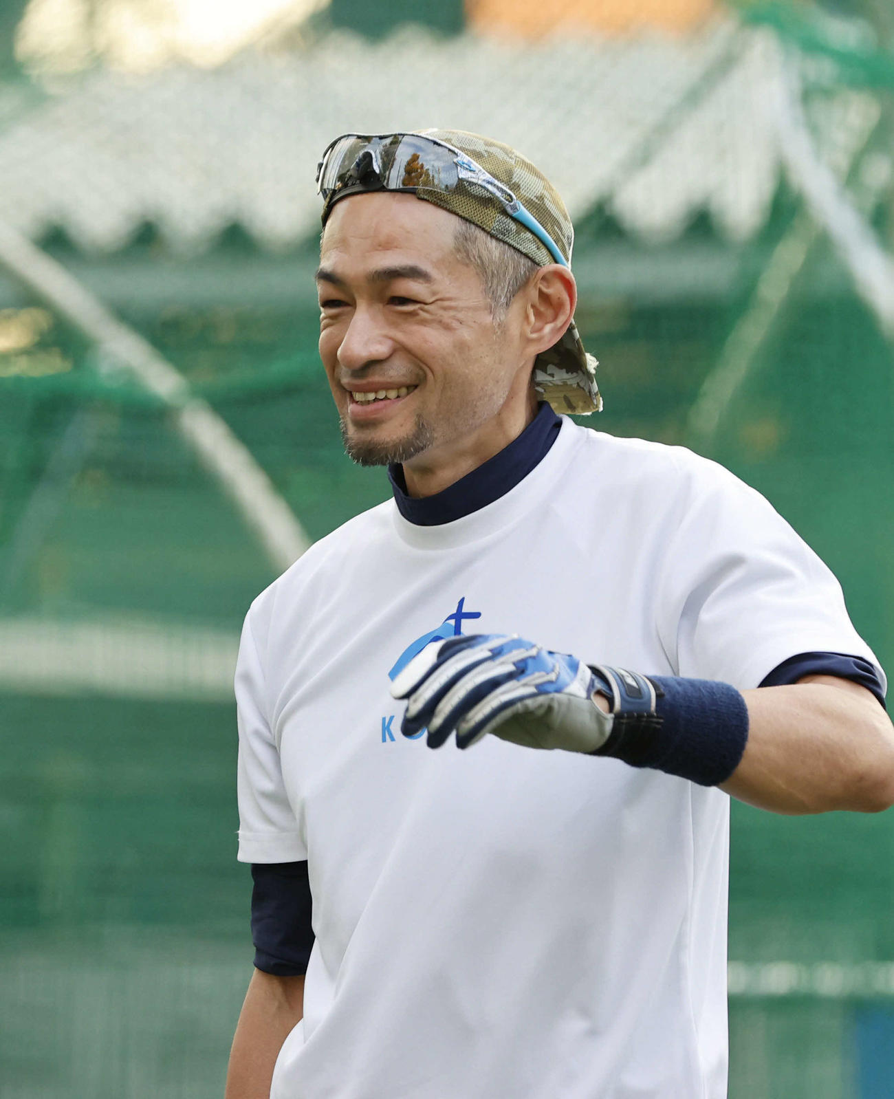 国学院久我山高の指導に訪れ、笑顔を見せるイチローさん（2021年11月29日）