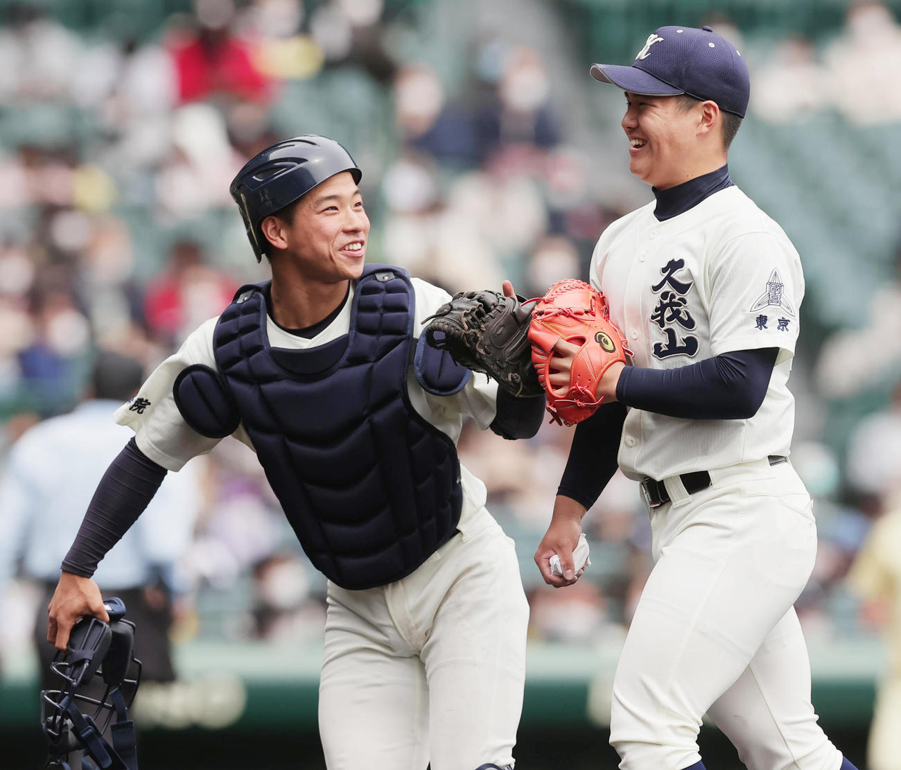 星稜対国学院久我山　国学院久我山先発の成田（右）と捕手の吉川（2022年3月28日）