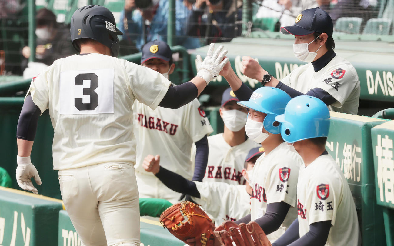 九州国際大付対浦和学院　8回裏浦和学院1死一、二塁、左越え3点本塁打を放った鍋倉を迎える森監督（2022年3月28日撮影）