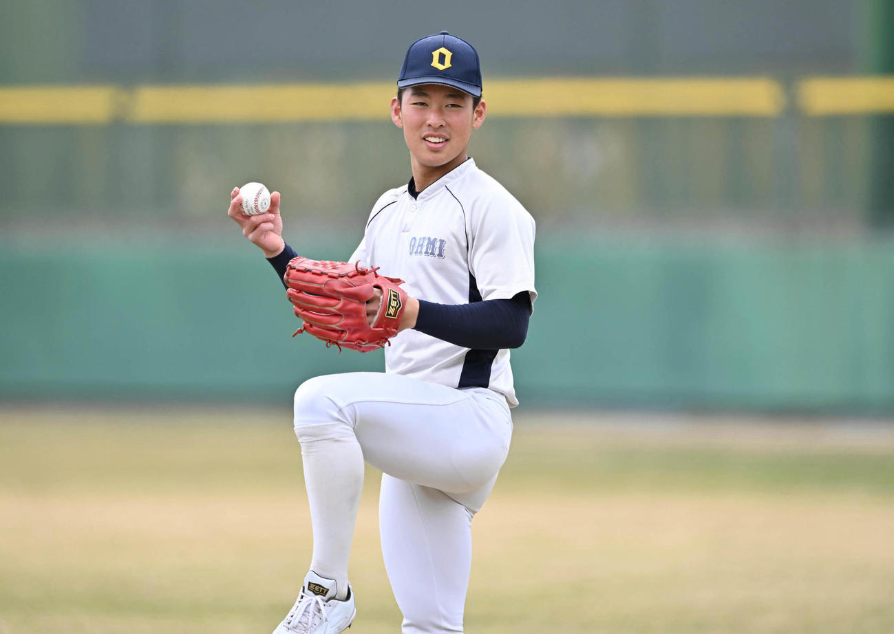 リラックスした表情でキャッチボールする近江・山田（代表撮影）