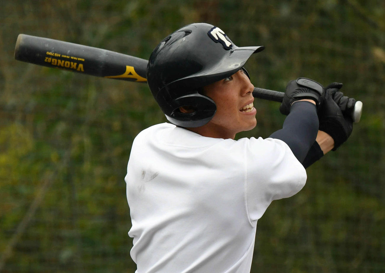 打撃練習をする大阪桐蔭の伊藤（代表撮影）