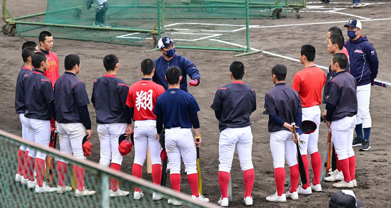 練習前に尾崎監督（中央）の話を聞く国学院久我山の選手たち（代表撮影）