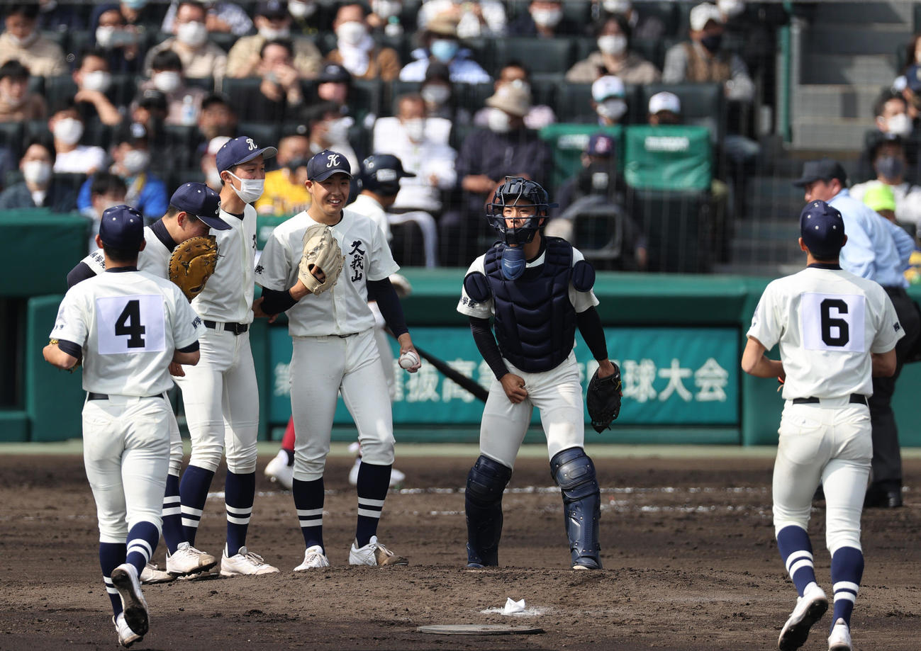 大阪桐蔭対国学院久我山　3回表大阪桐蔭無死一塁、三塁、マウンドに集まる国学院久我山内野陣（撮影・上山淳一）