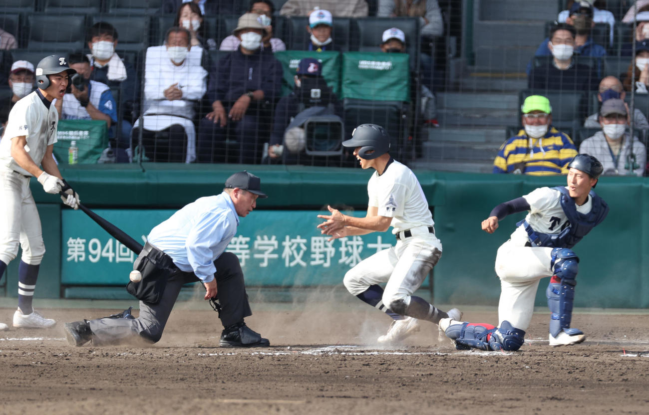 大阪桐蔭対国学院久我山　6回裏国学院久我山1死二、三塁、木津の右前適時打と悪送球で二走斎藤（右から2人目）が生還し2点目が入る。捕手松尾（撮影・上山淳一）